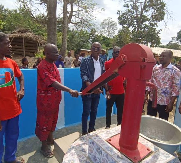 cérémonie d’inauguration de la pompe villageoise